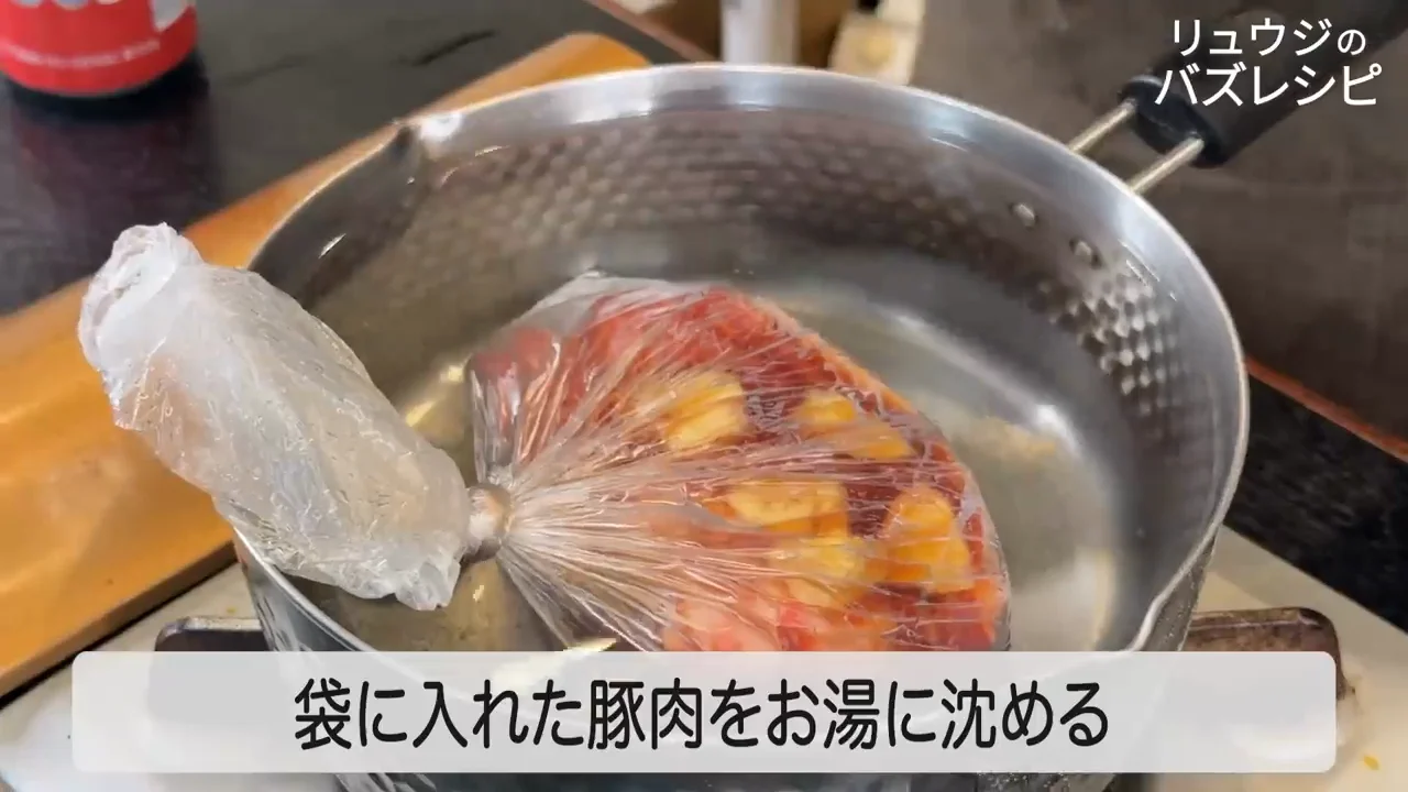 煮込み方：皿を敷き、肉が浸かった状態で弱めの中火