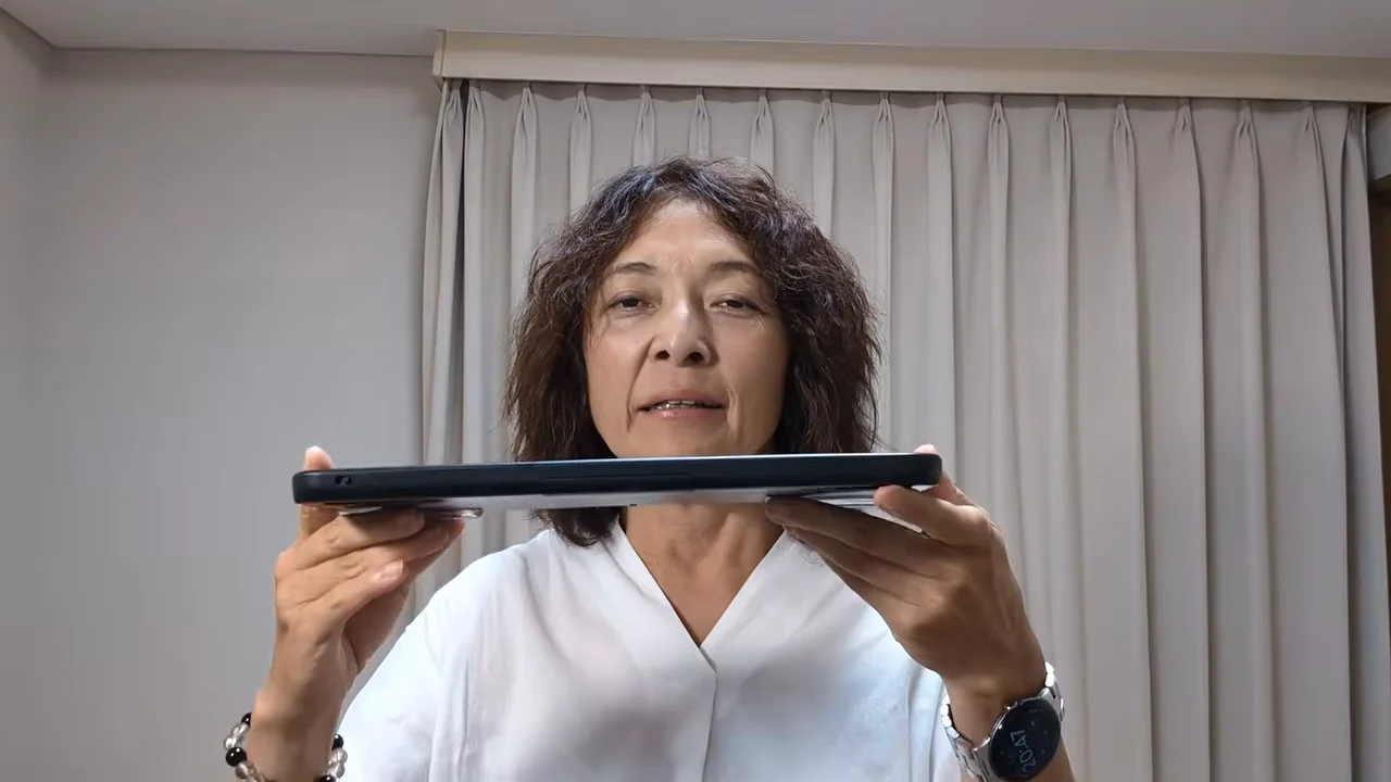 カメラに向かってキーボードの側面を見せる人物