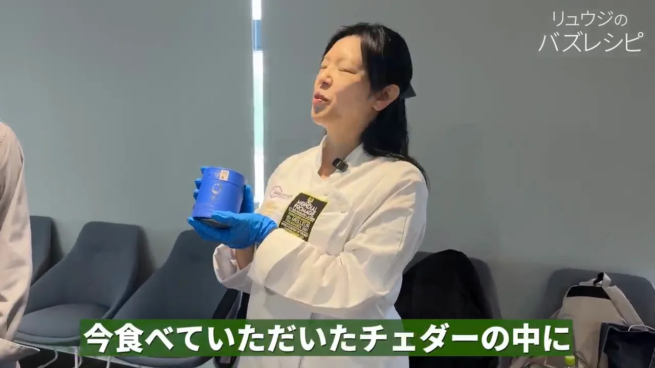チェダーカツオ：鰹の厚削りを練り込んだ和風チーズ