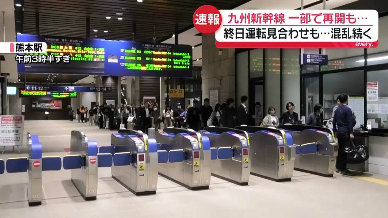 深夜3時の熊本駅に乗客の列