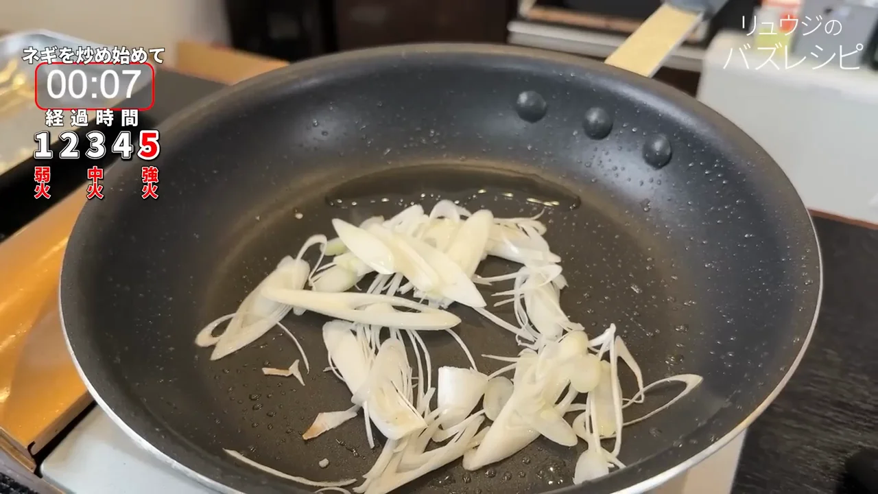 香味野菜を炒め、オイスターソースでまとめる