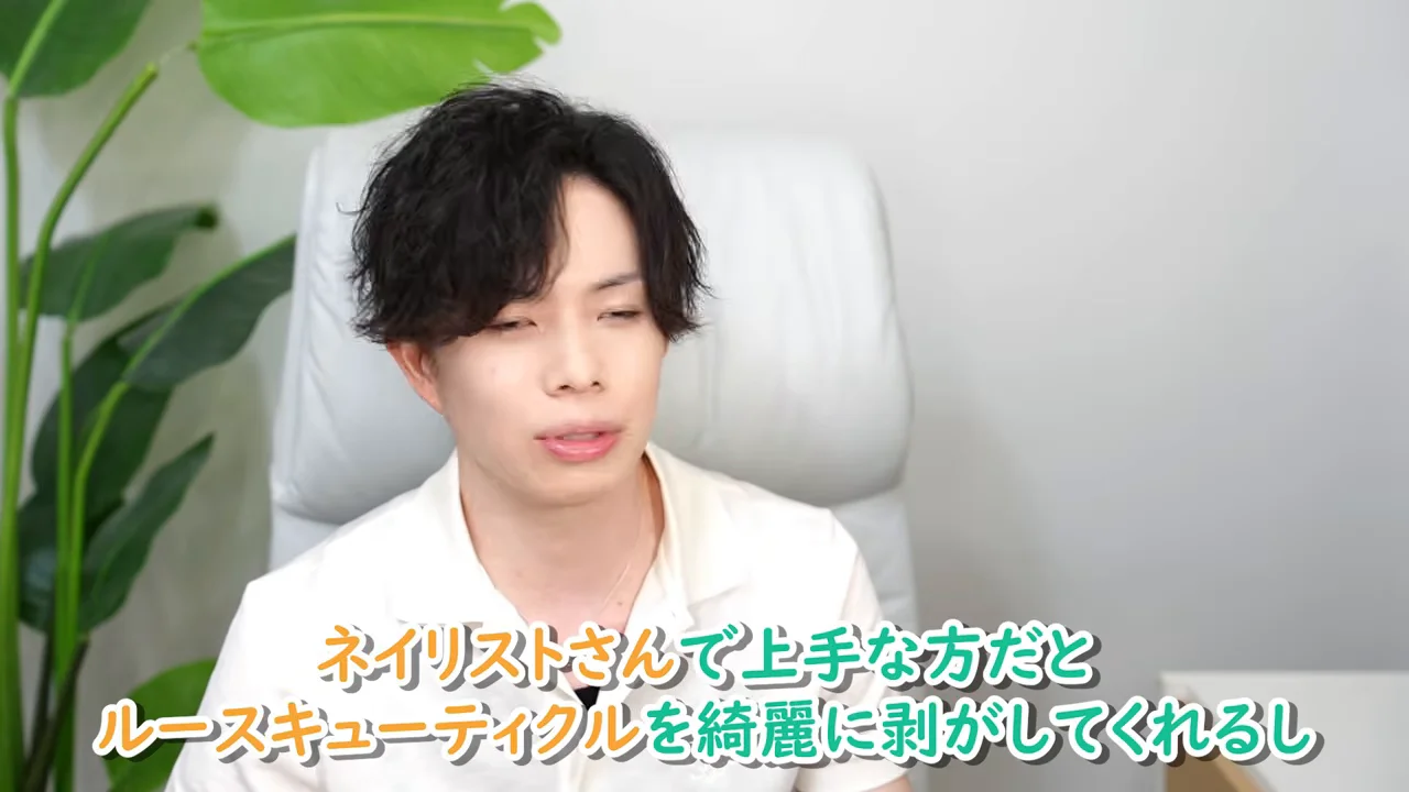 白いシャツを着た男性が正面を向いて話しています。