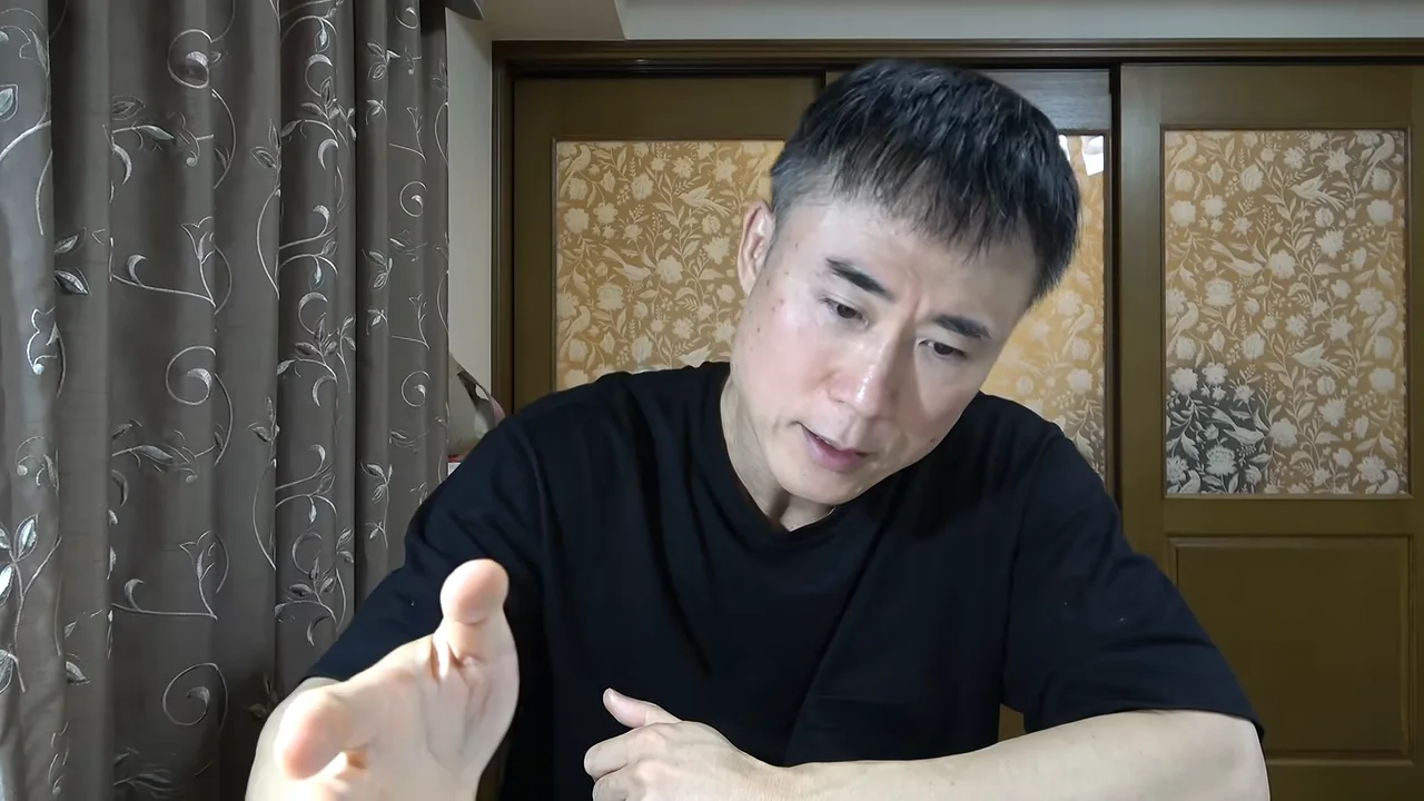 前方に右手を差し出しながら話す男性