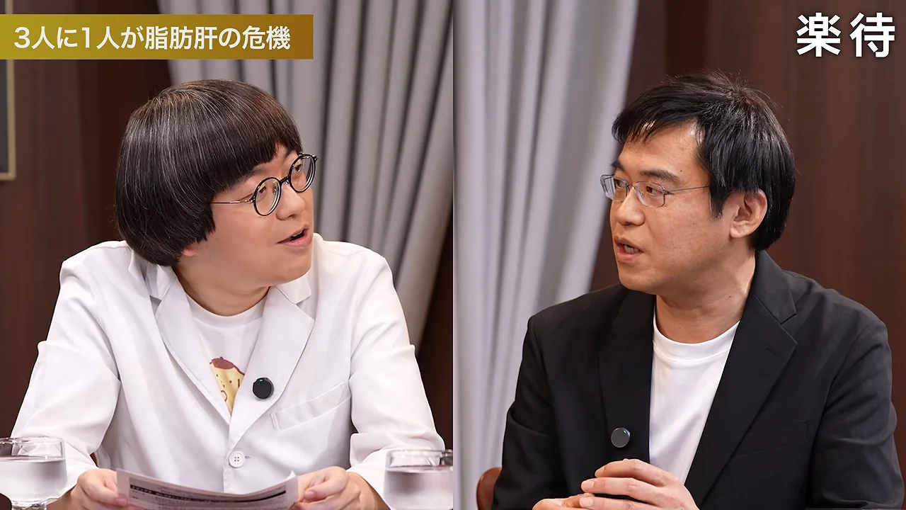 白衣を着た男性とスーツを着た男性が向き合って話しています。