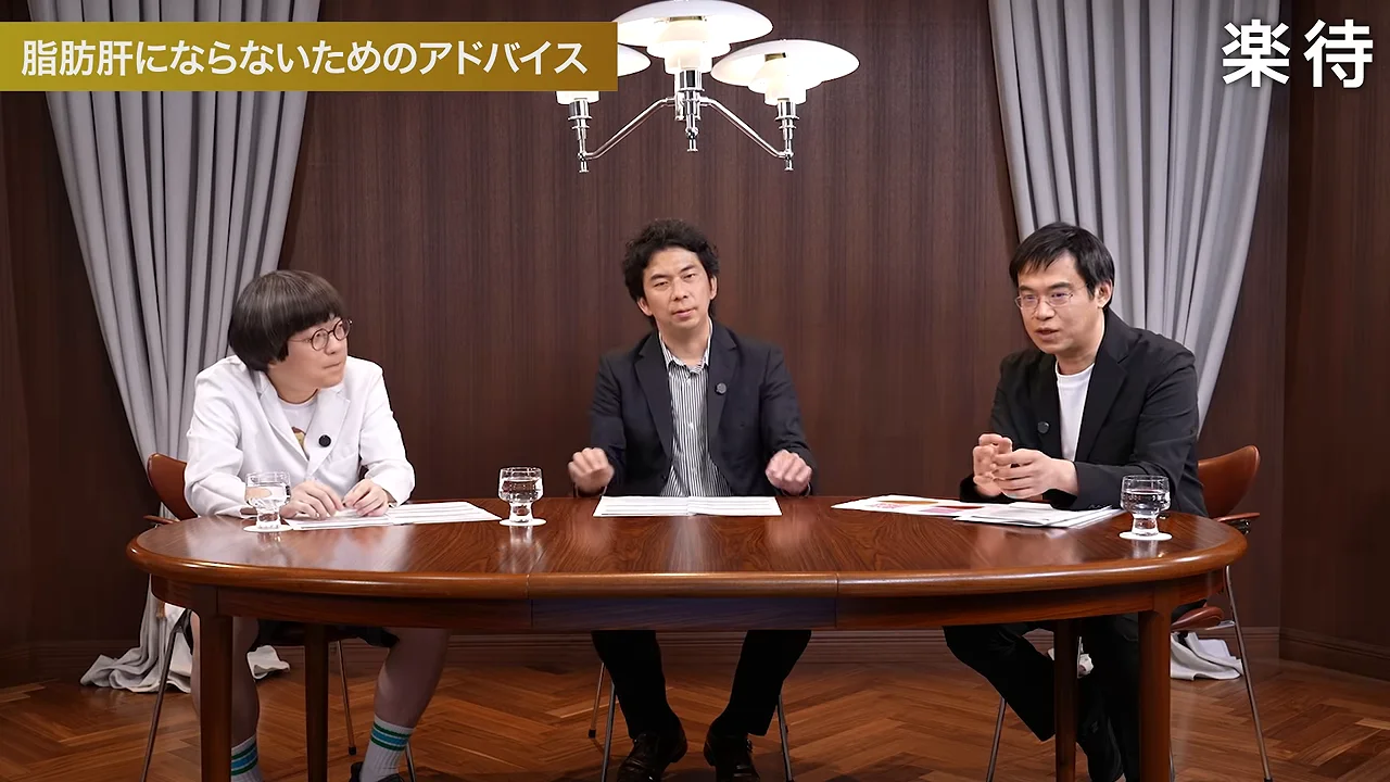 テーブルの右側に座る男性が身振り手振りを交えながら話しています。