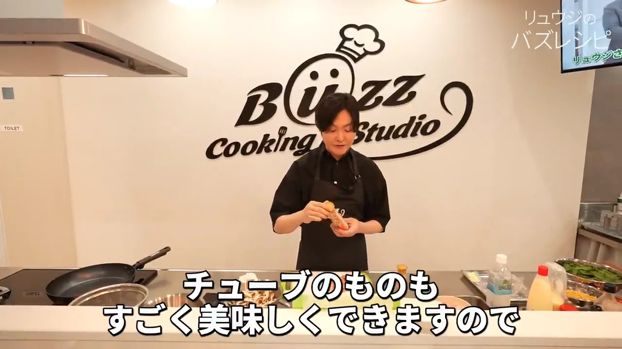ソース作り:チューブにんにく、焼き色、醤油と味の素