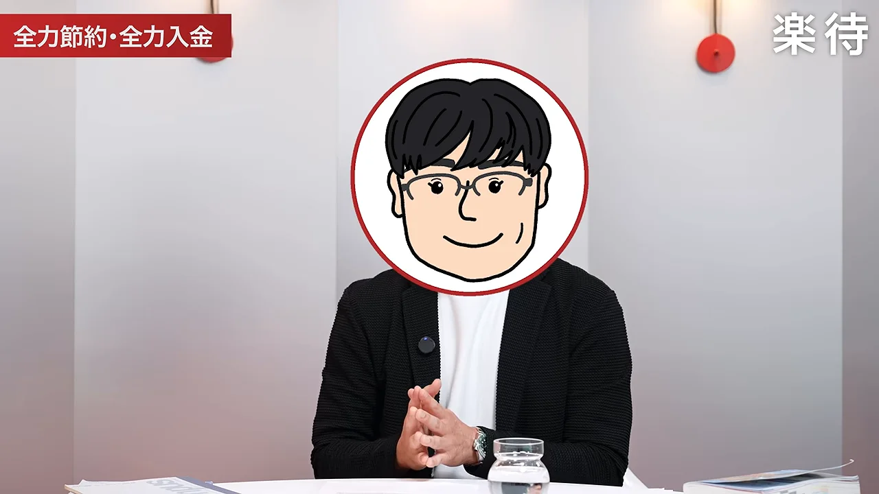顔部分にイラストが重ねられた男性がテーブルの前で両手を組んで座っている様子