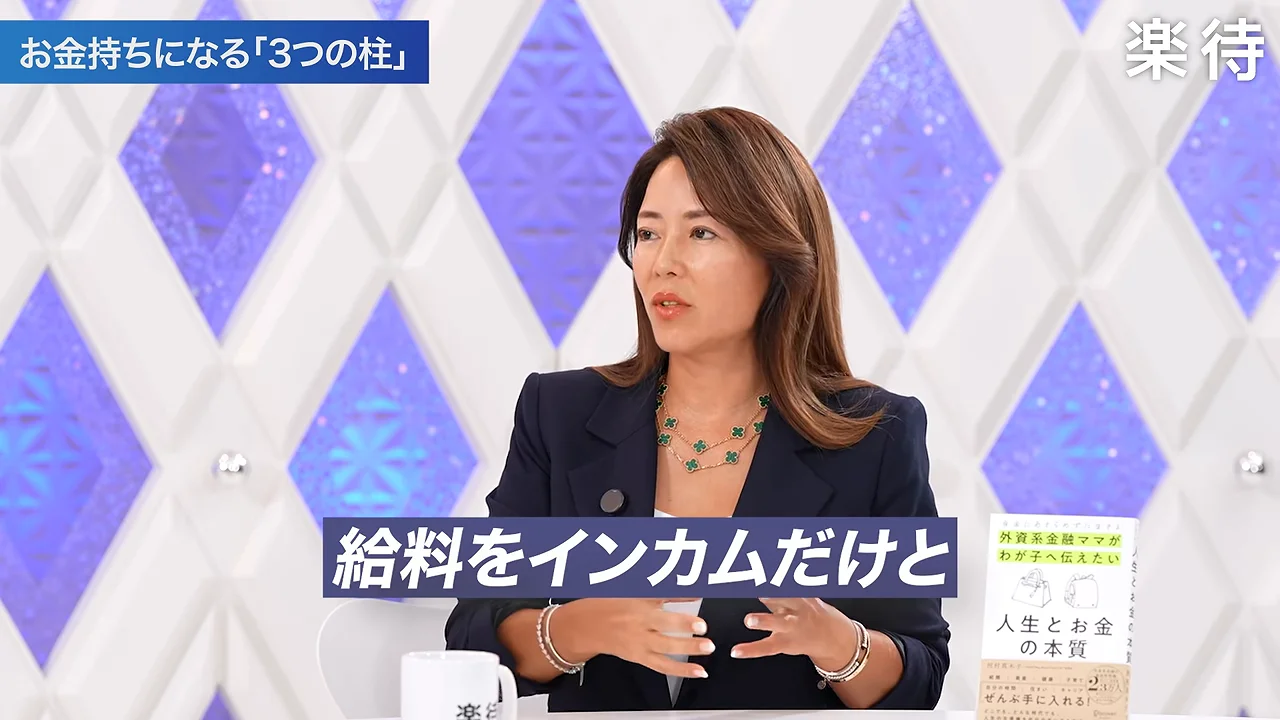 ジャケット姿の女性が手元を動かしながら解説しています。