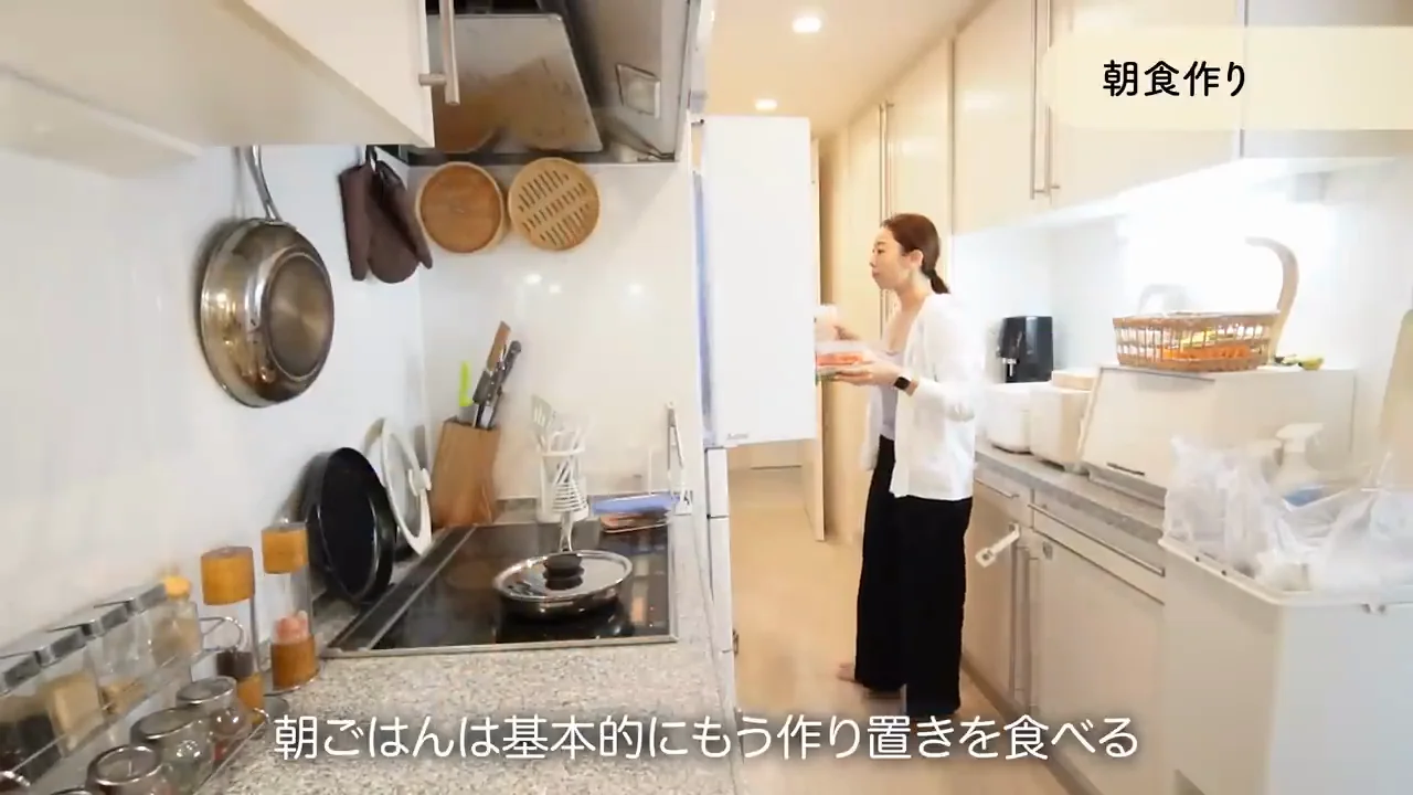 作り置きの魚と具だくさん味噌汁の朝食