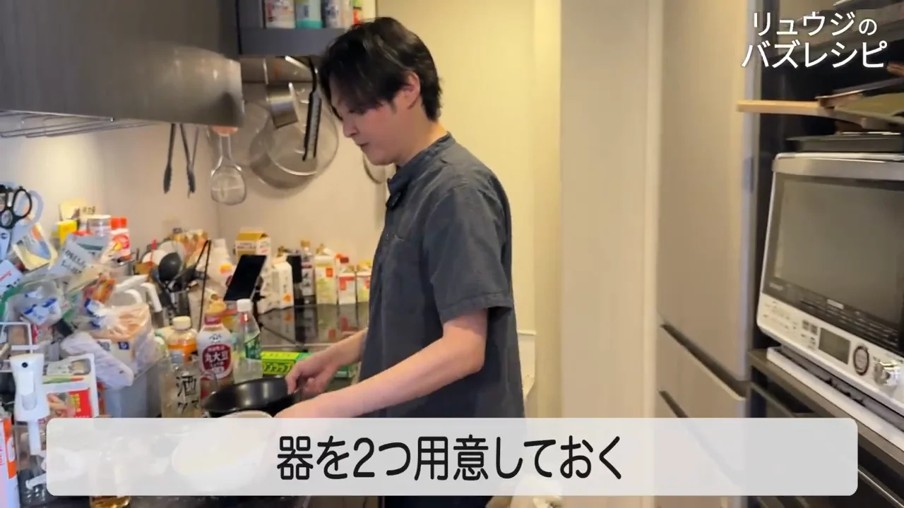 つゆを作る：煮汁、鶏ガラ、鰹粉、水