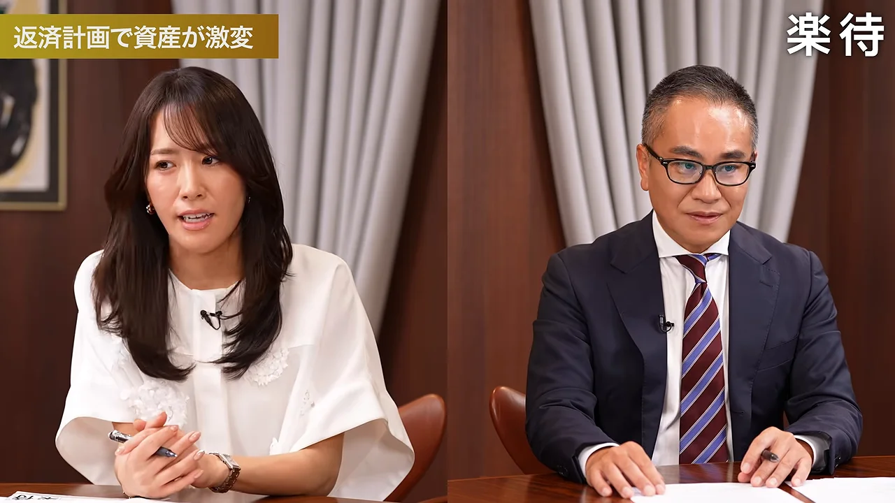 手元でペンを握りながら正面に向かって語る女性と隣に座る男性。
