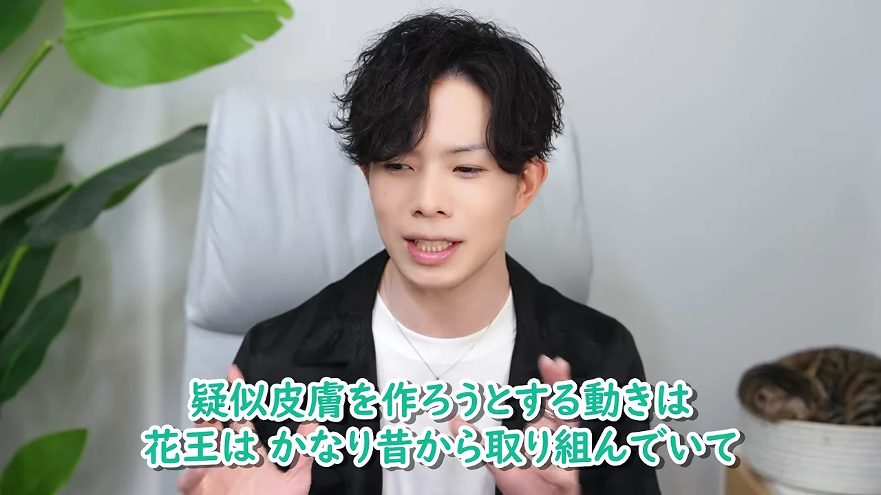 男性がカメラに向かって身振り手振りを交えながら話している。