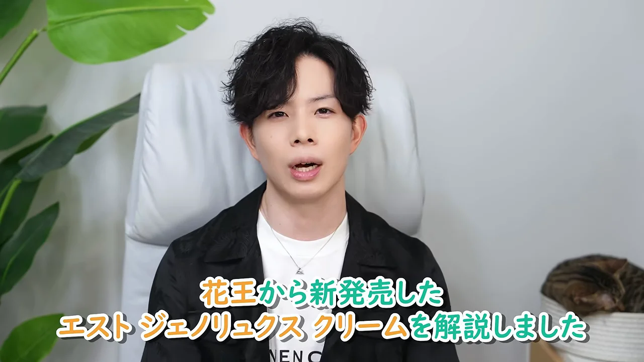 男性が商品の解説を終えてカメラに向かって語りかけている。