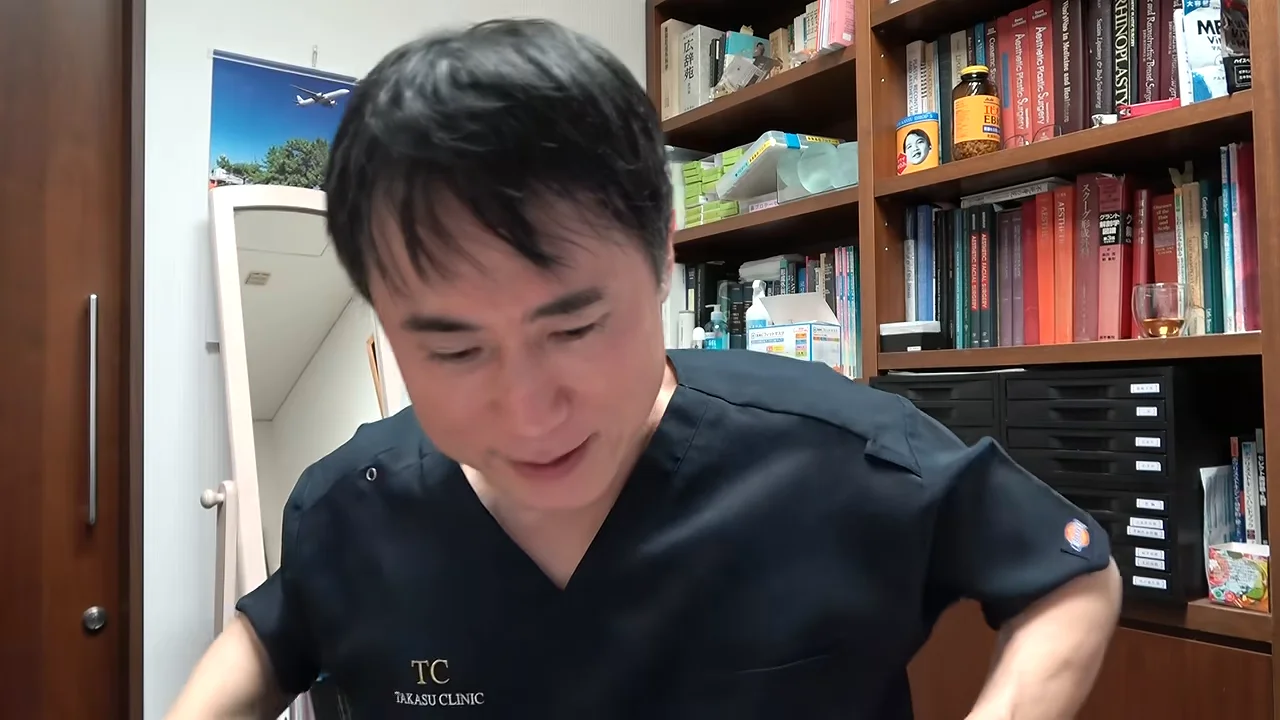 視線を下に落としてお辞儀しようとする男性
