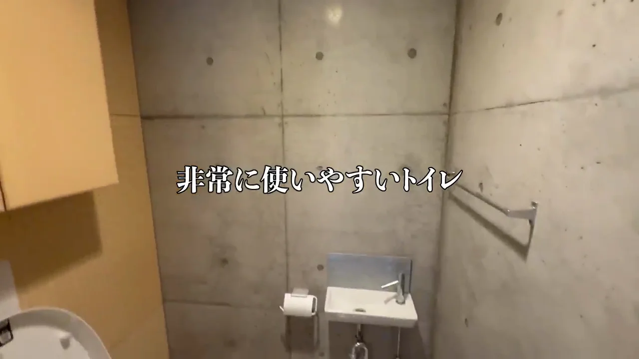 広いトイレと、不要に見えるドアロック