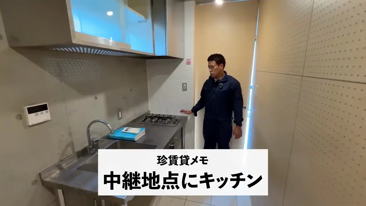 中央に置かれたキッチンと水回り