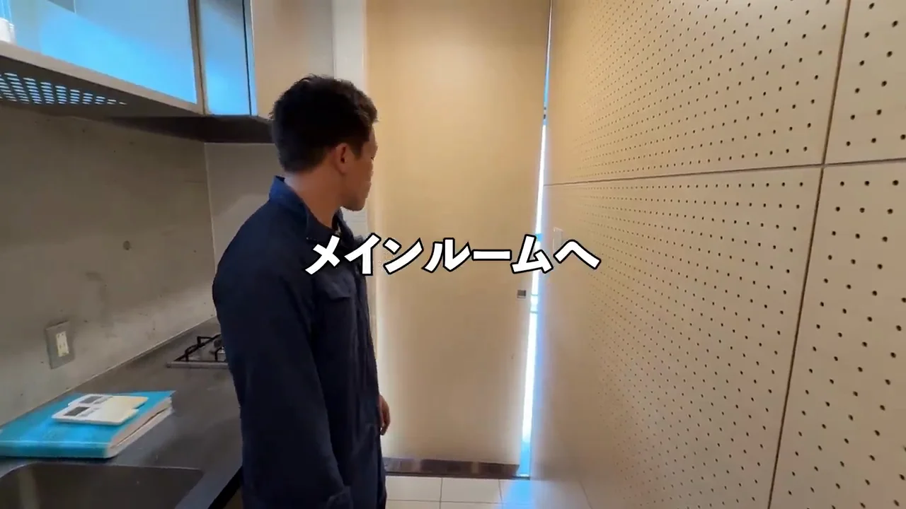 奥の洋室：開放感とダークなフローリング