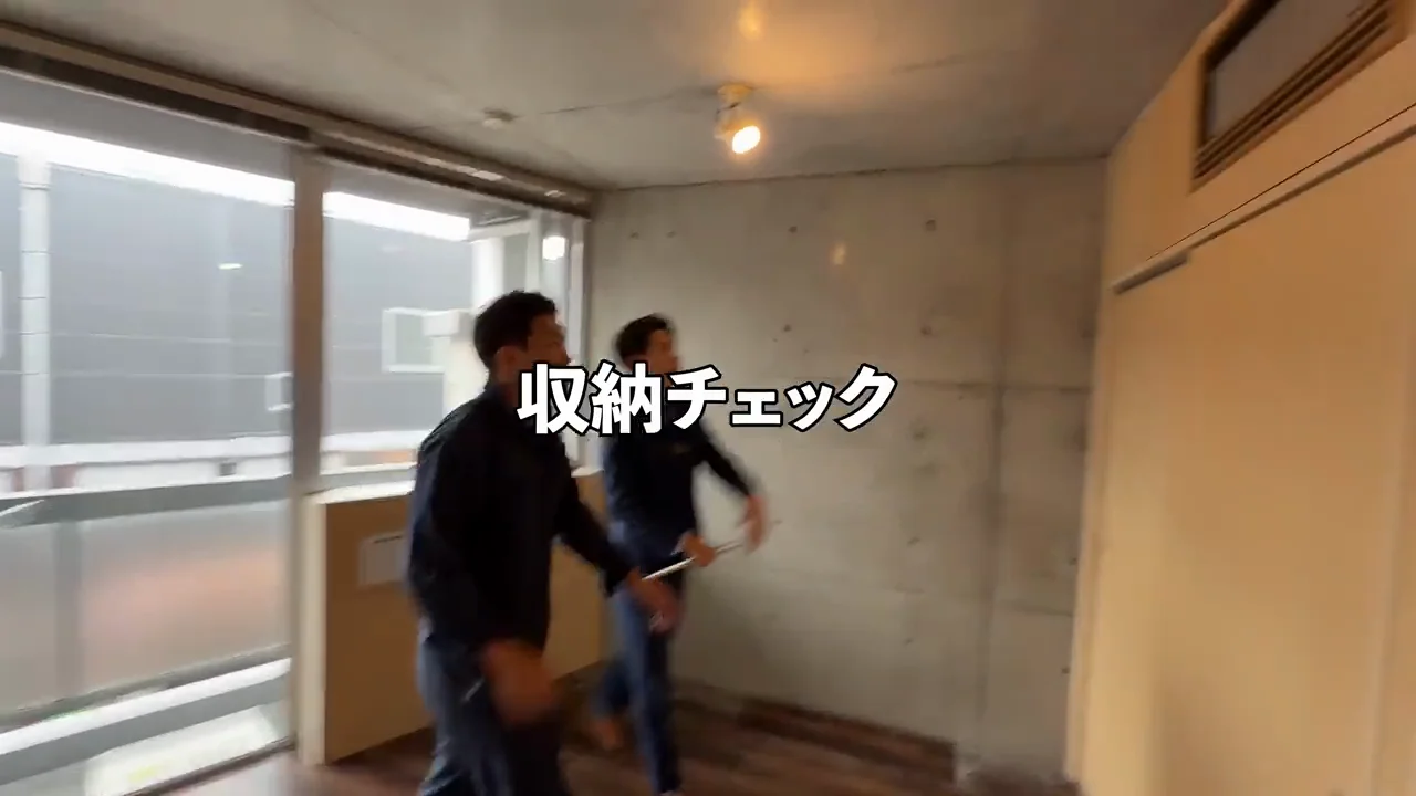 半分しか開かないクローゼット