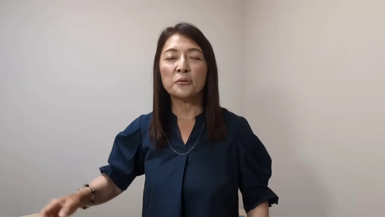 ネイビーの服を着た女性が話している様子
