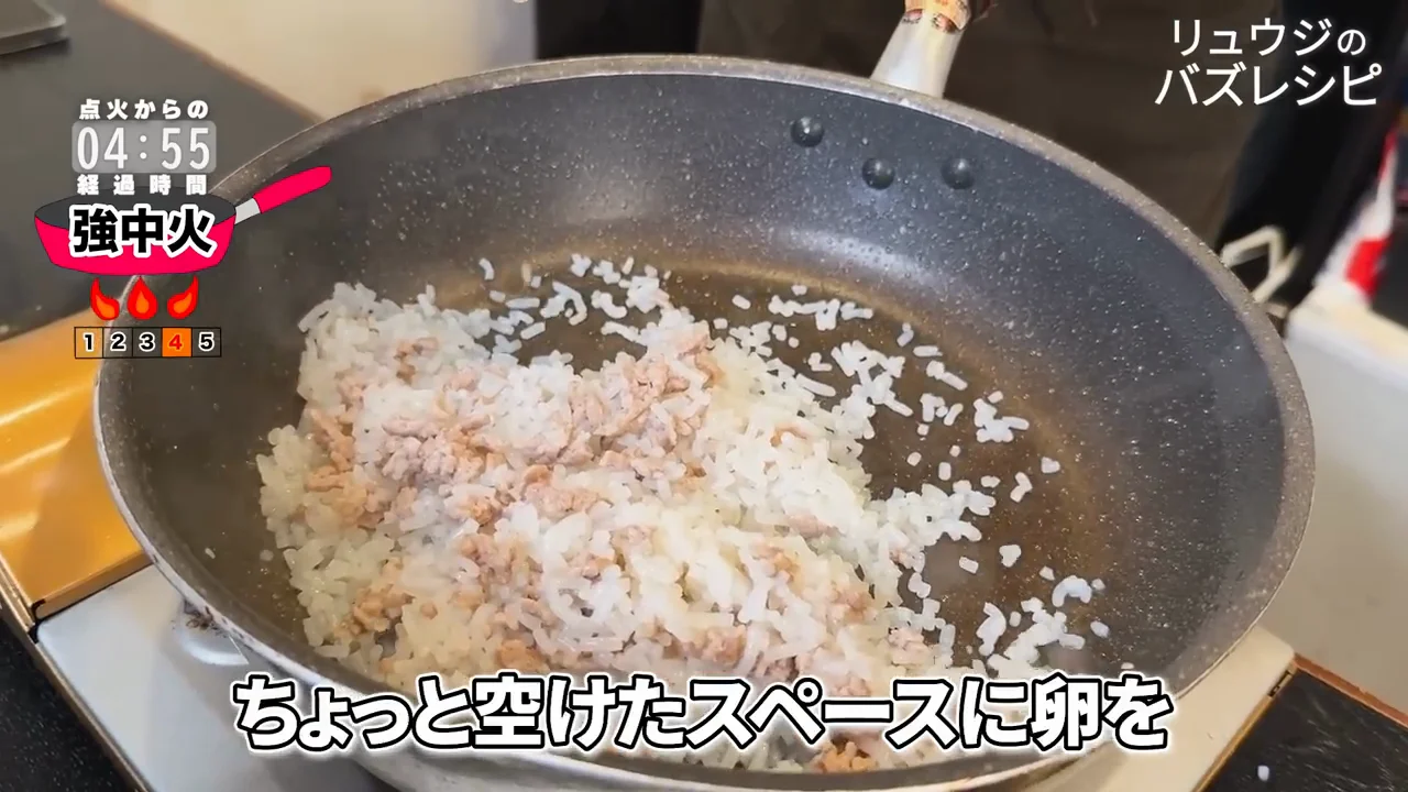 卵、調味料、醤油、仕上げのごま油