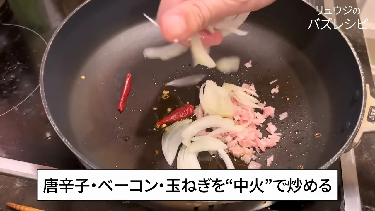 具を炒めてブイヨンを作る