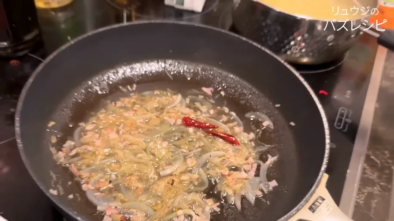 仕上げ：茹で汁を残し、ガーリックチップは半分ずつ