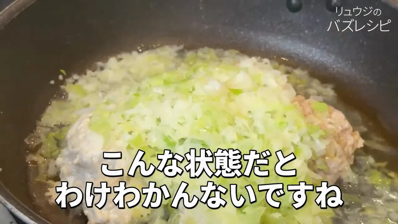 カレー粉、めんつゆ、だしパックを加えて煮る