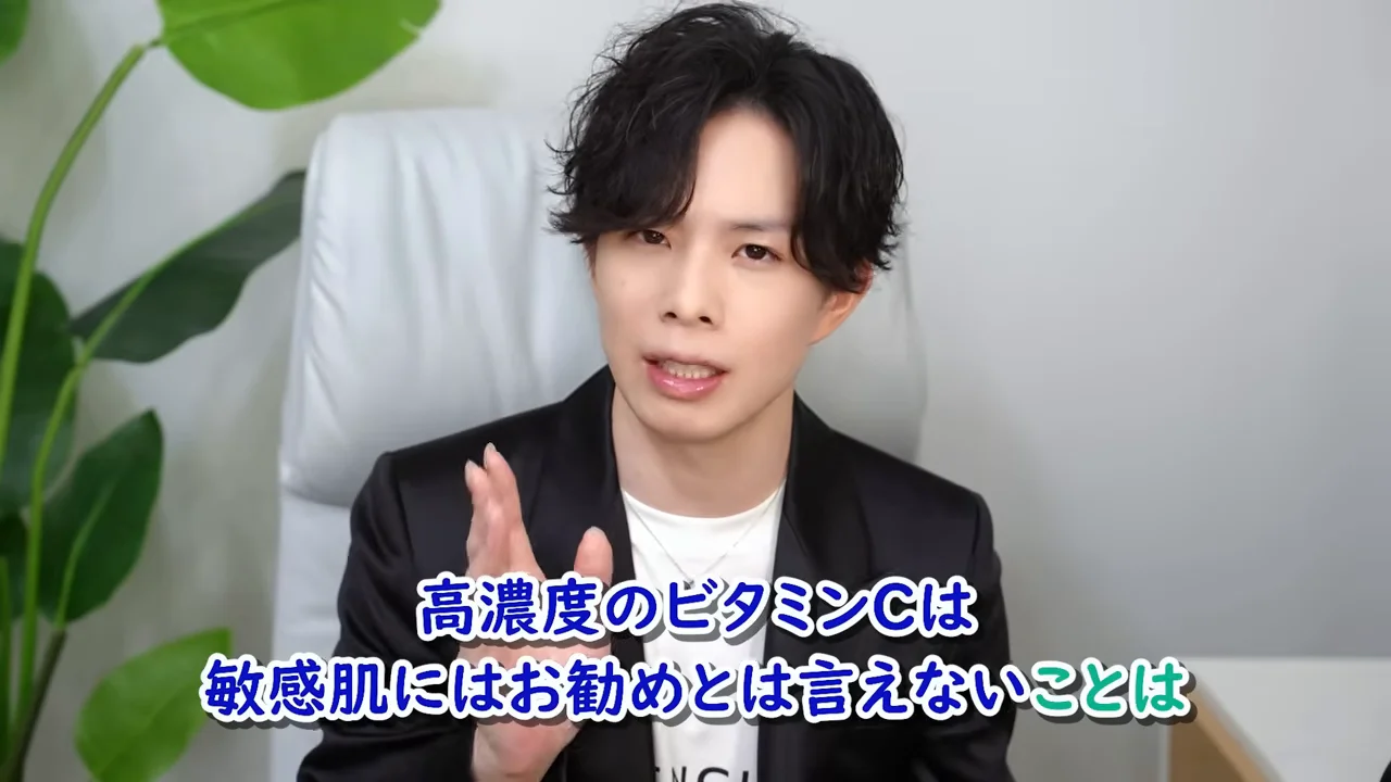 黒いジャケットを着た男性が片手を挙げながら説明しています。