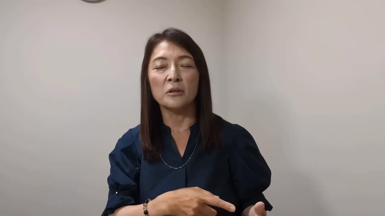 手振りを交えながらポイントを説明する女性の姿