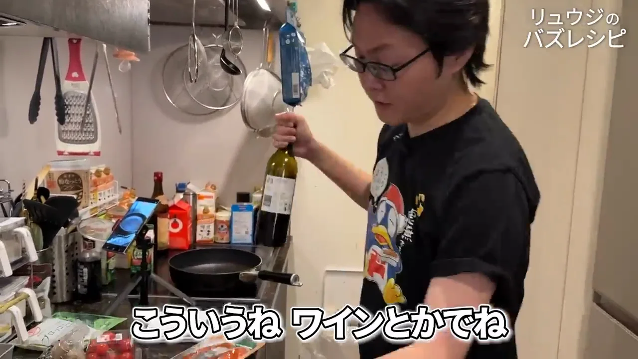 にんにくは瓶で潰し、油に香りを移す
