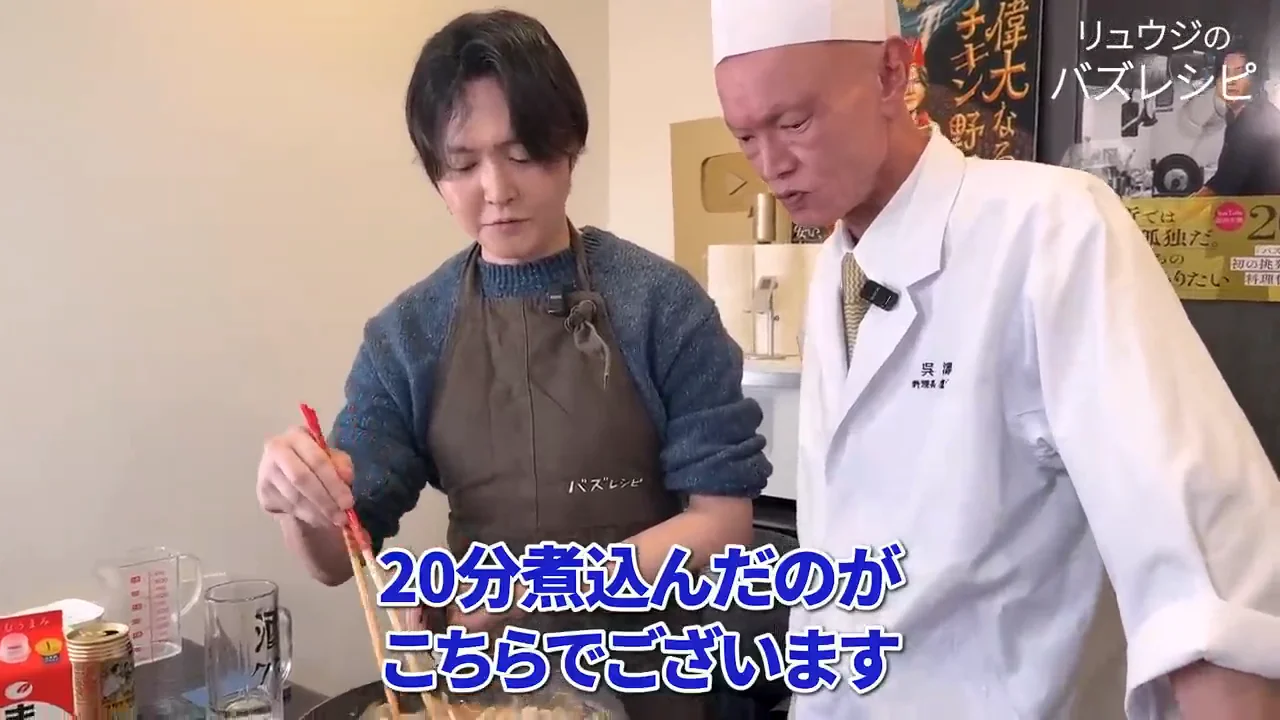 煮込んだ後に生のにんにくと生姜、最後に長ネギ1本