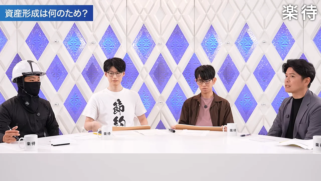 白いテーブルを囲んで座り話をしている4人の出演者たち