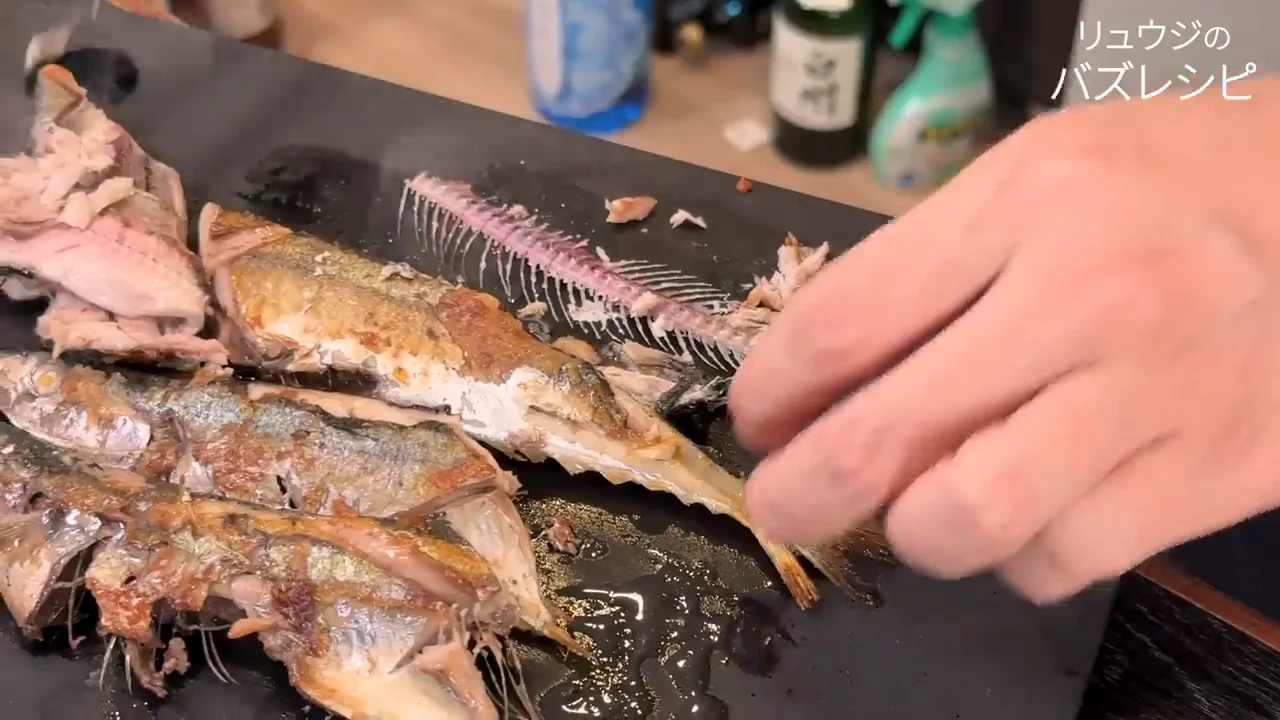 焼いた身を骨から外す