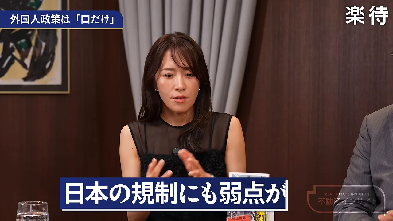 黒い服を着た女性が身振りを交えながら話している様子。