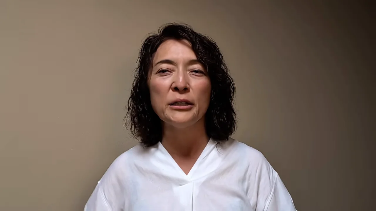 女性が正面を向いてカメラに向かって語りかけています。