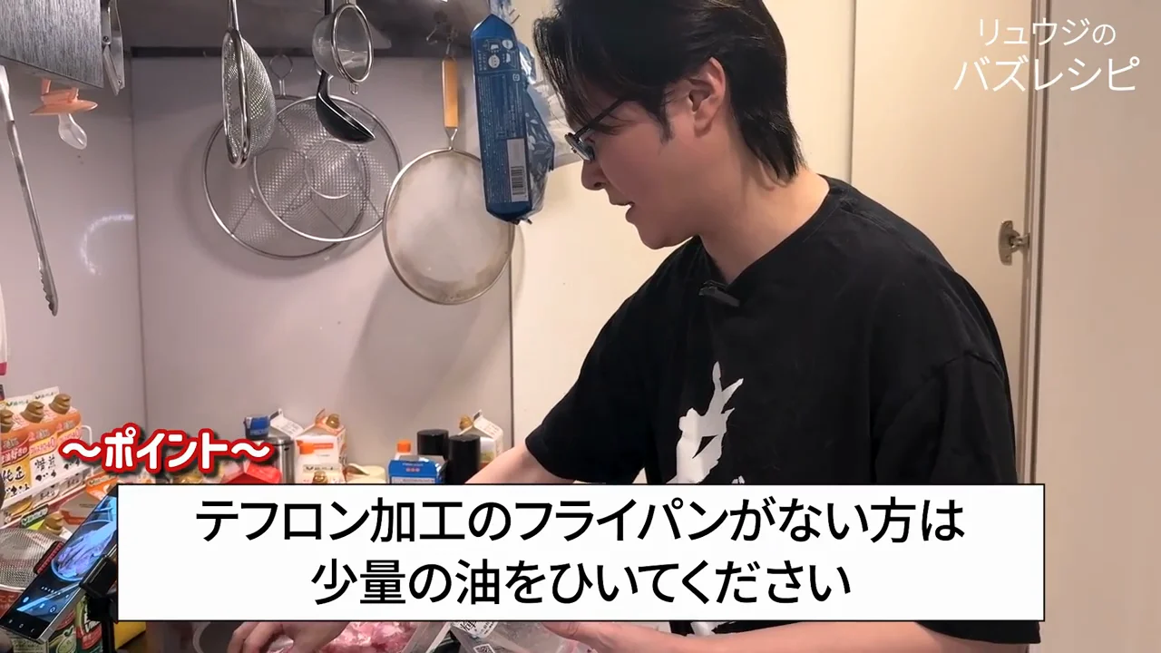 鶏の皮を焼いて油と香りを出す