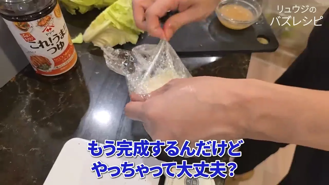 リング型で丸く盛り、バターとたれをかける