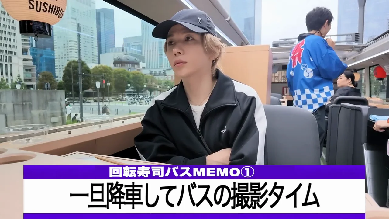 1階の厨房とスタッフの寸劇