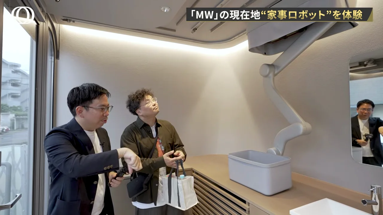 実演1：買ってきた食品を、2台のロボットで冷蔵庫へ