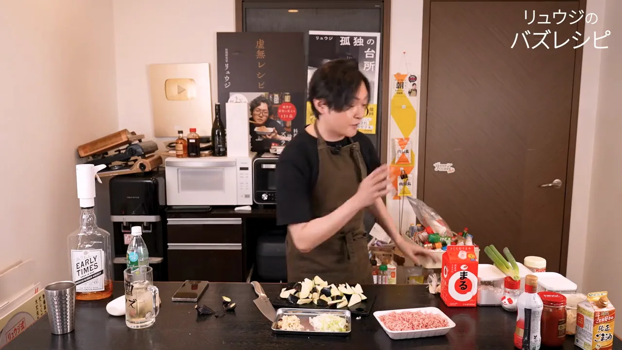 塩でナスに水分を満たし、油を吸わせない