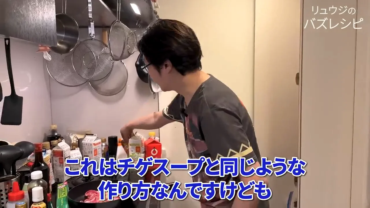 ニンニクとごま油で肉に下味をつける