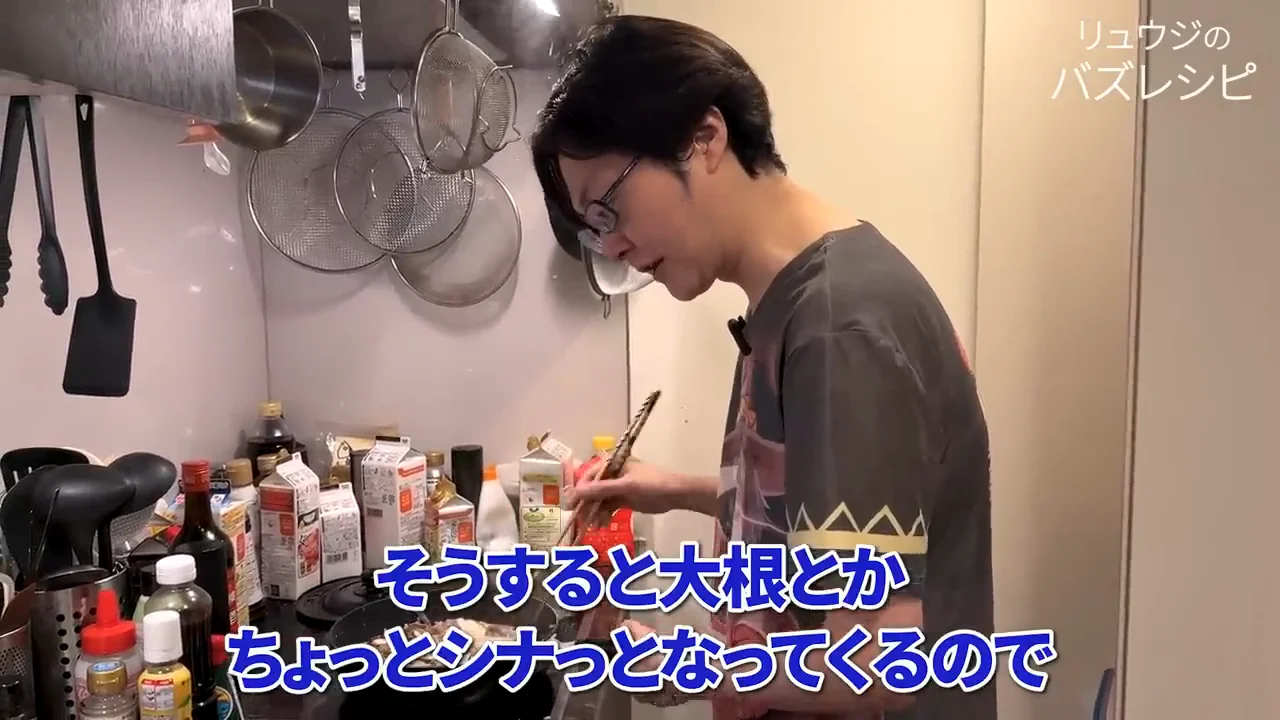 コチュジャンを炒めて赤みと深みを出す