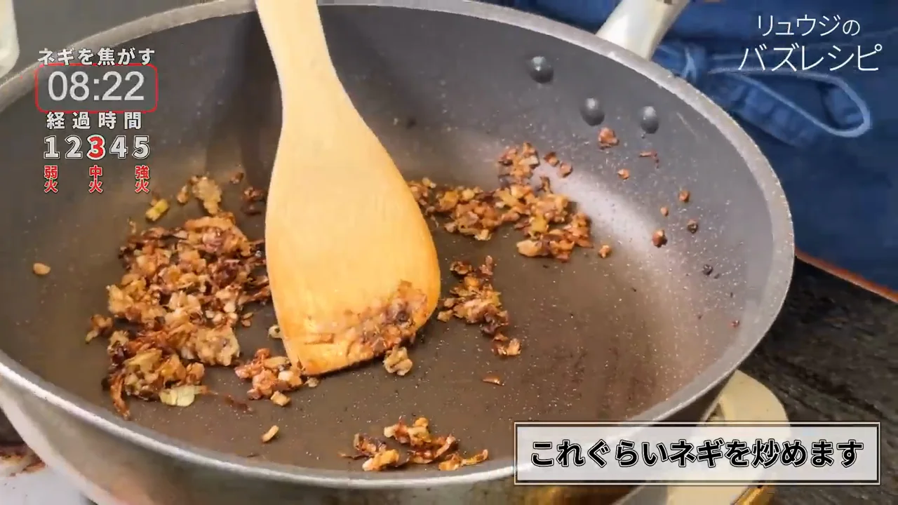 鶏肉と玉ねぎを炒め、チャツネの代わりにウスターソース