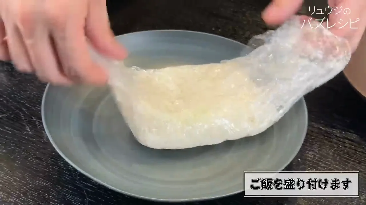 薬味の玉ねぎと紅生姜を添えて