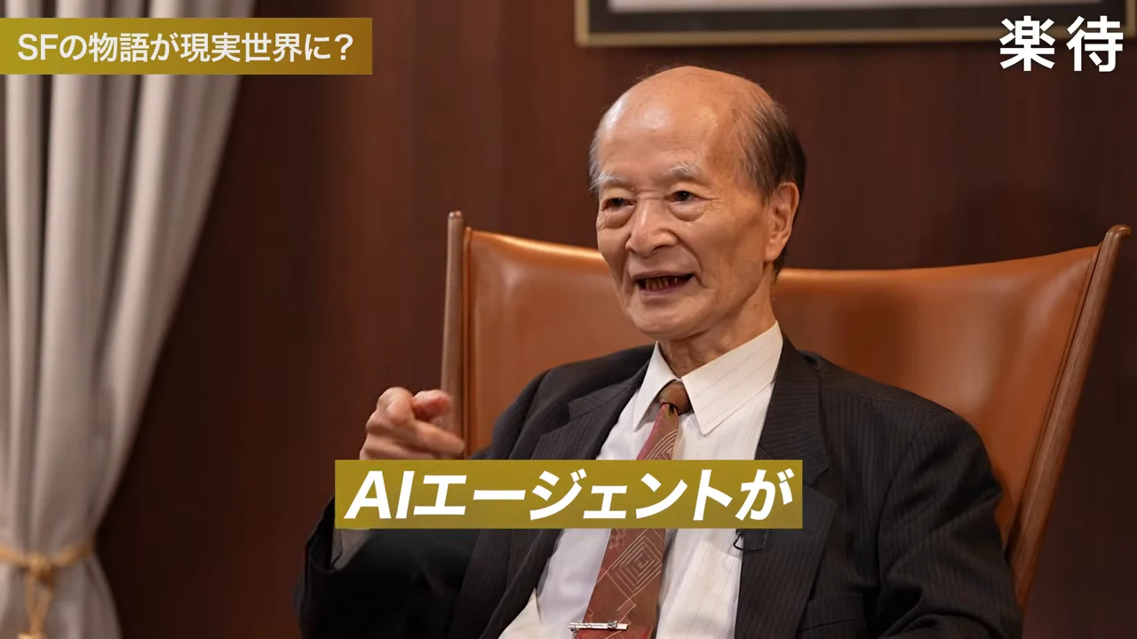 前方を指差しながら熱心に語るスーツ姿の男性