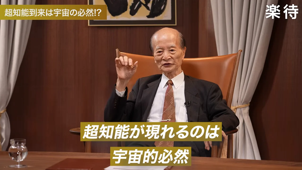 片手を挙げながら身振り手振りを交えて話す男性