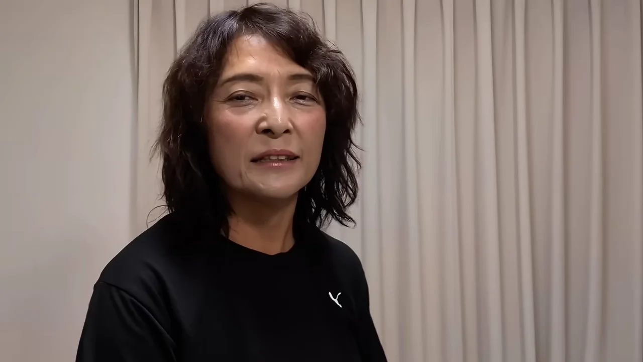 女性がカメラに向かって正面を見つめながら話しています。