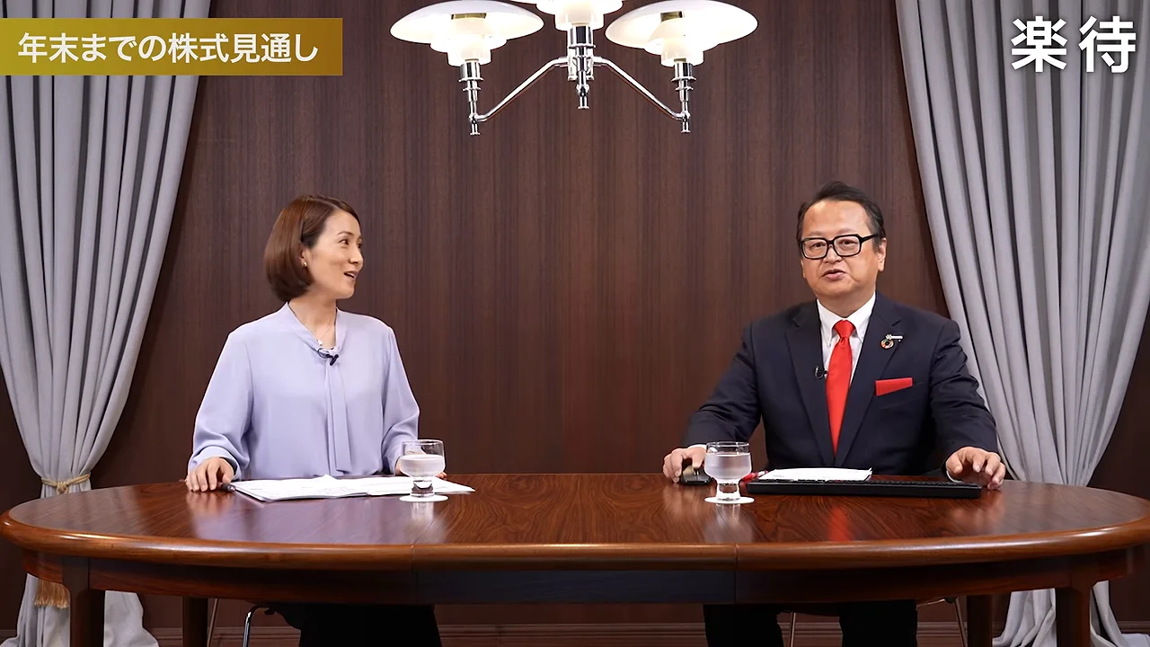 スタジオのテーブル席に座る男女の出演者の様子。