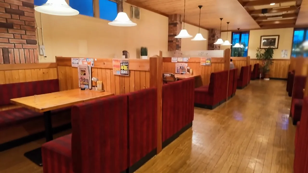 店内とメニューを見比べる