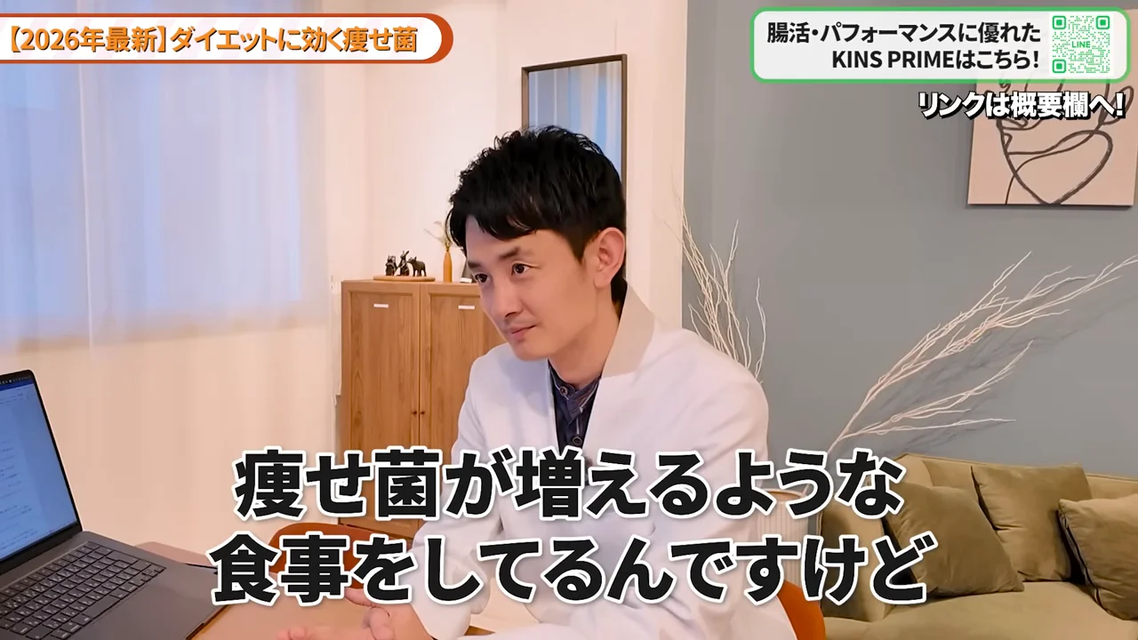 ノートパソコンの前に座って話している男性の姿